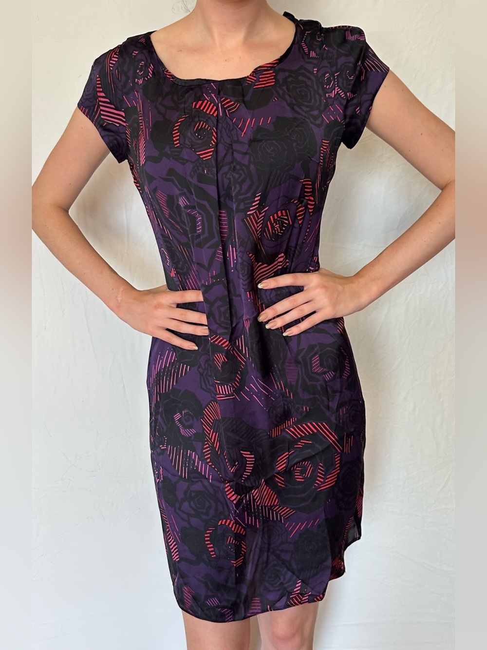 Elegant Purple Floral Sheath Dress with Red Accent Pattern